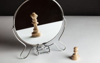 Image of chess piece in mirror different than reality